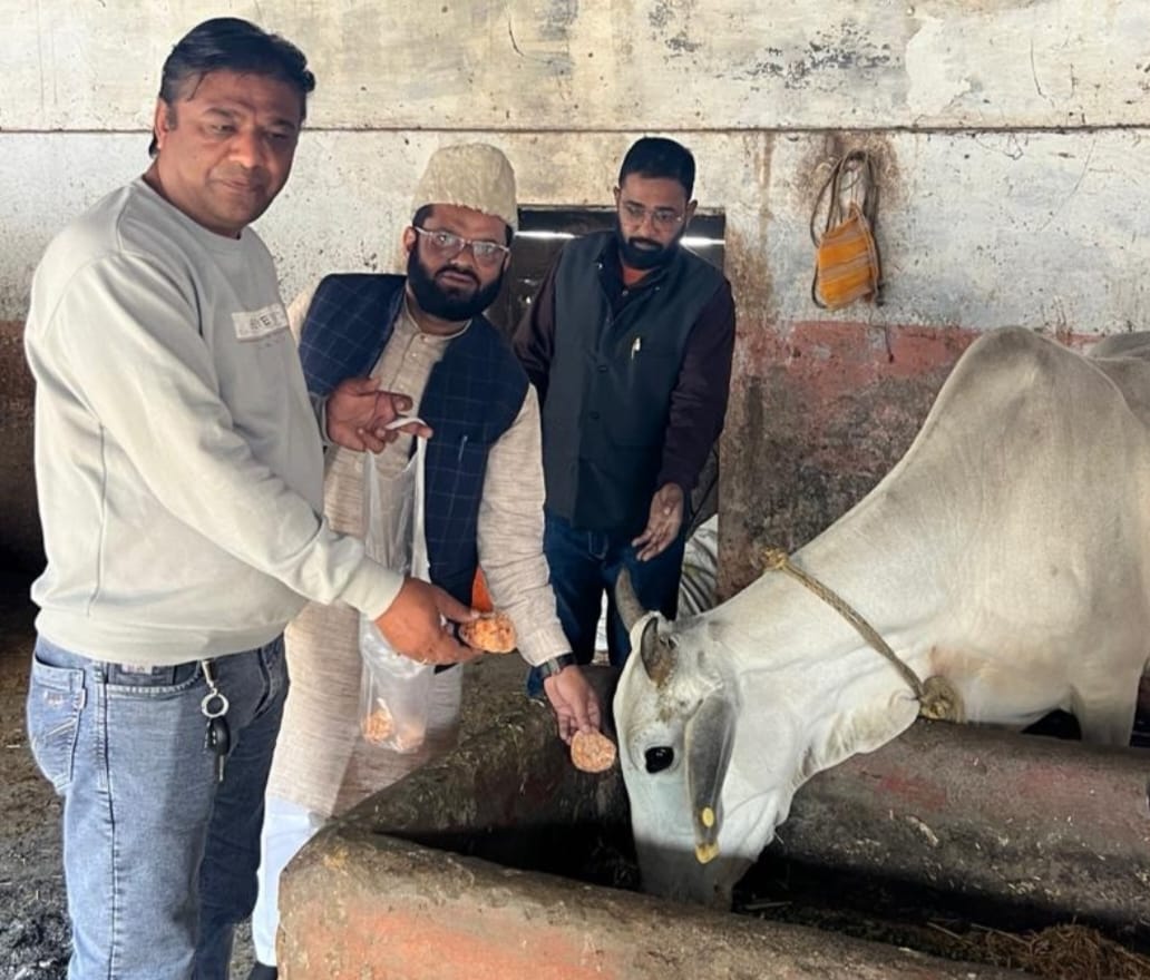 काशीपुर: RSS प्रचारक डॉ. इंद्रेश कुमार के जन्मदिन पर मुस्लिम मंच ने की गोसेवा।